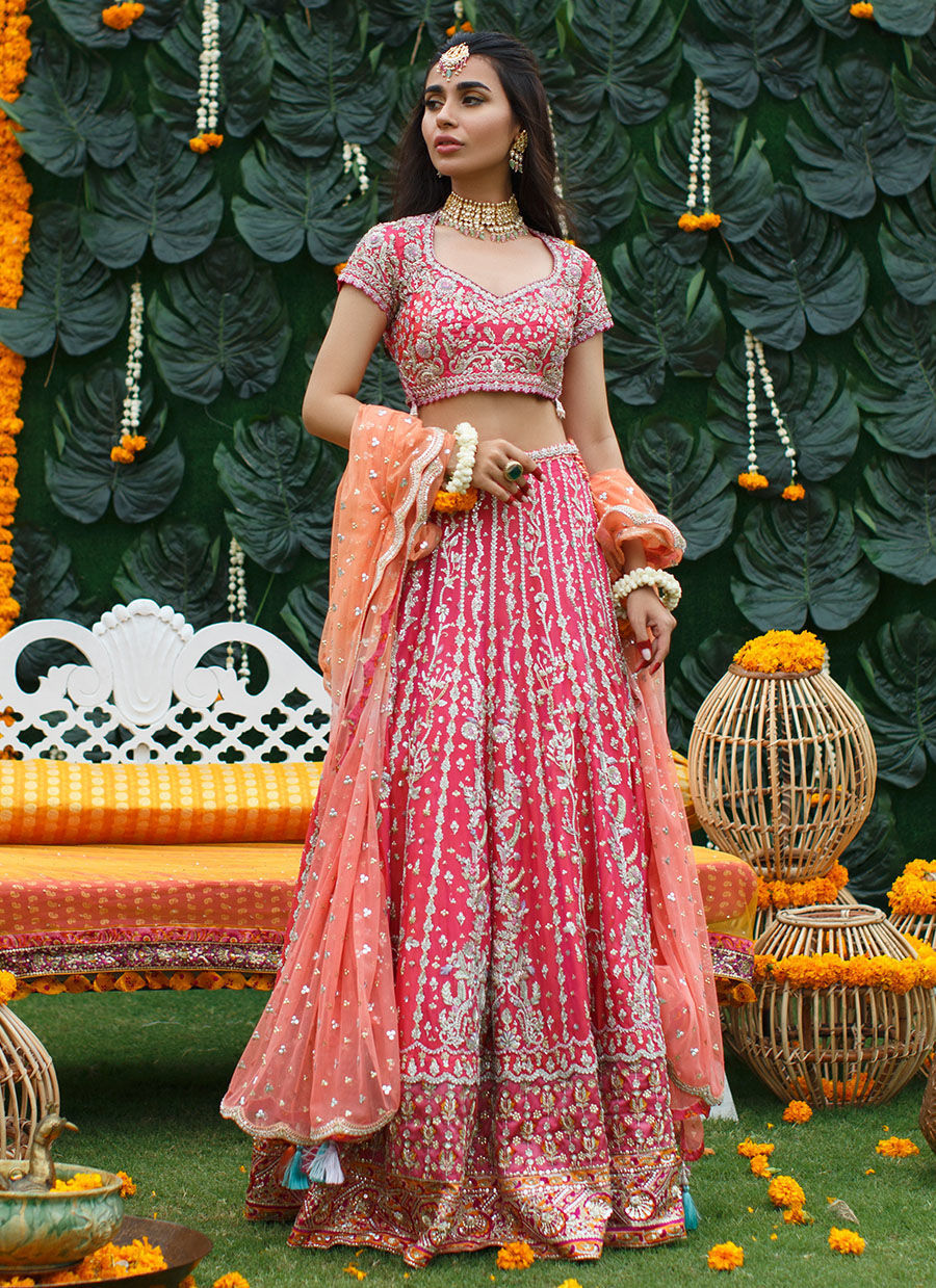 Bridal lehenga dupatta draping styles. | by Gajiwalasaree | Medium